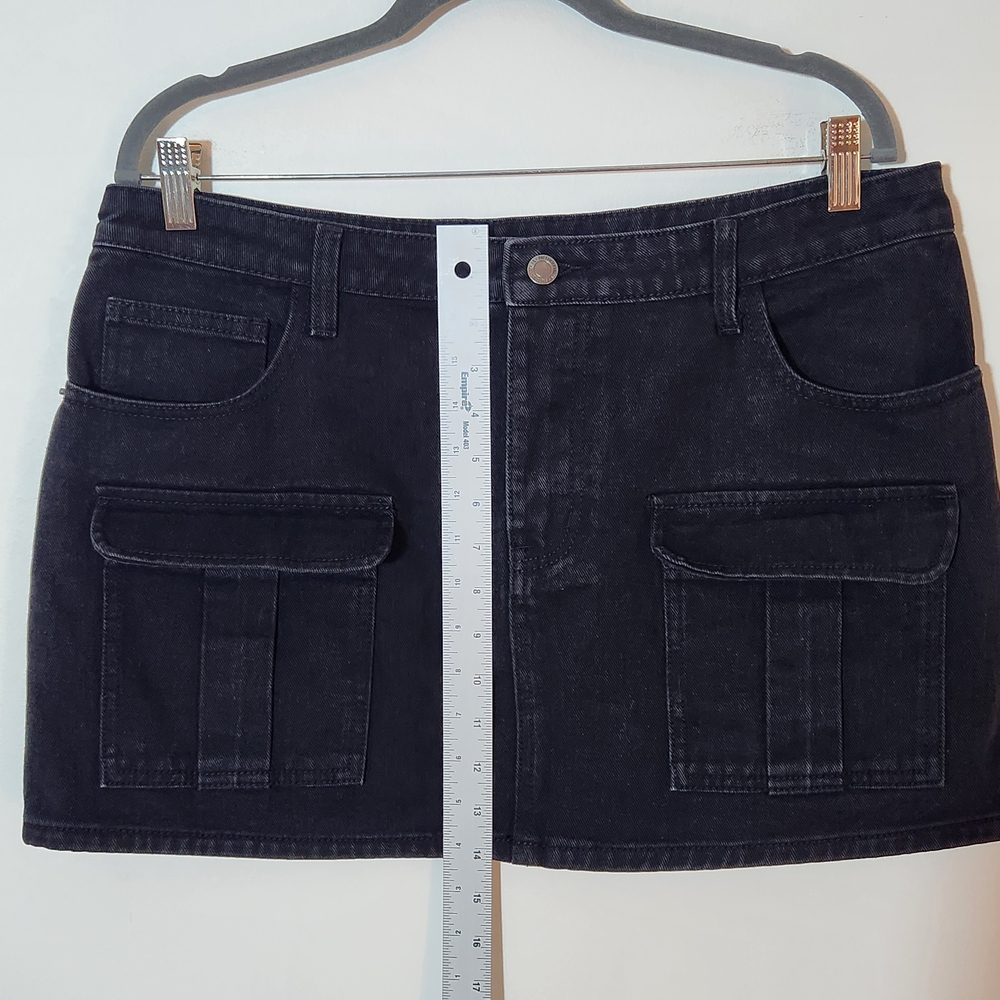 PrettyLittleThing Black Denim Cargo Mini Skirt Size 10 NWT - Picture 6 of 8